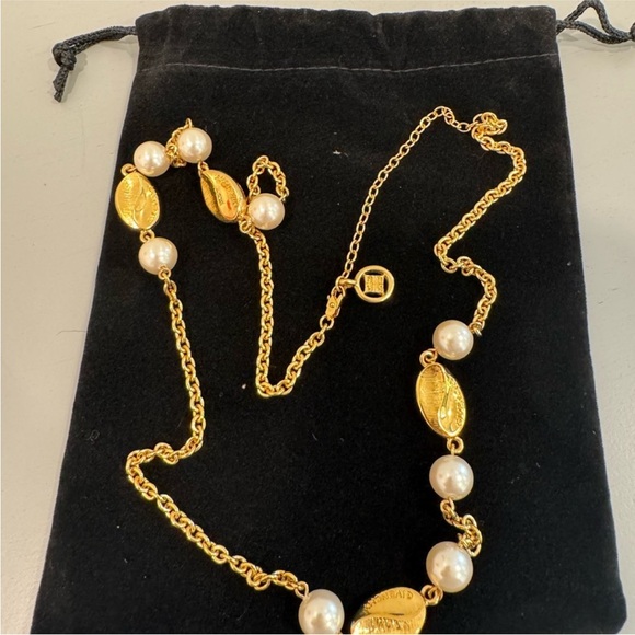 Givenchy Gold and Pearl Vintage Necklace BEAUTIFUL - Picture 3 of 4